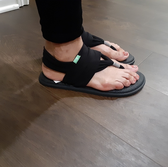 Sanuk - Picture 2 of 4